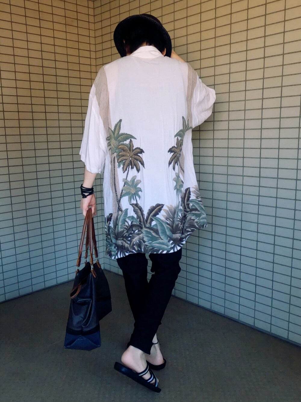 ホワイト系のシャツ/ブラウス、ブラウン系のトートバッグ、ホワイト系のサンダルを着用したメンズの春コーディネートの3枚目の写真