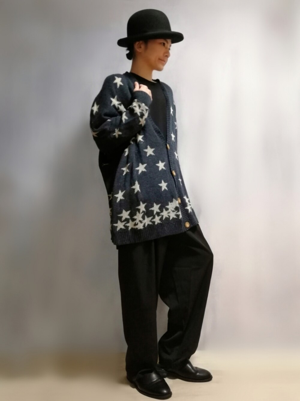 ブラック系のカーディガン/ボレロ、ブラック系のパンツ、ブラック系のサンダルを着用したメンズの秋コーディネートの2枚目の写真