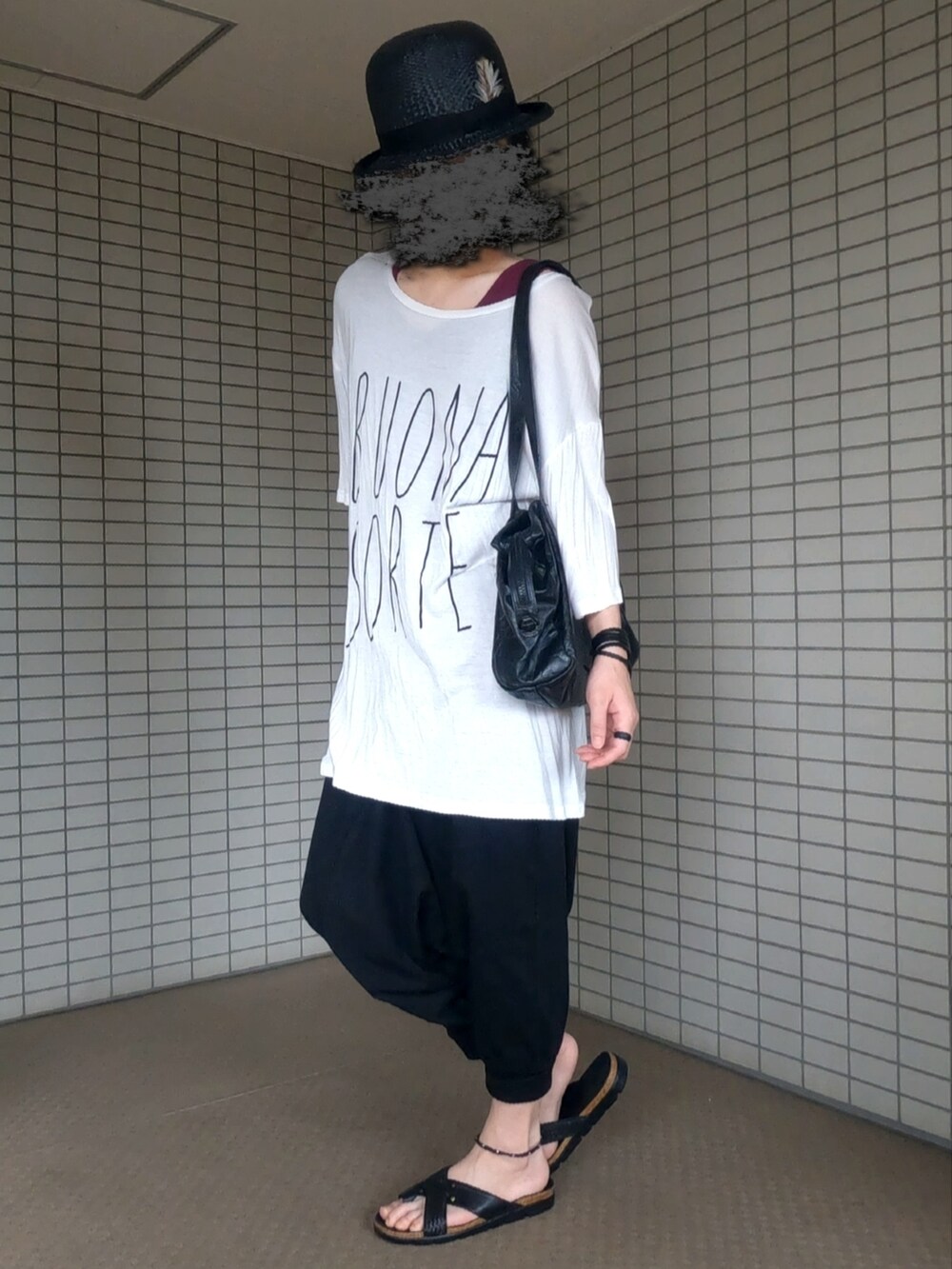 ホワイト系のTシャツ/カットソー、ブラック系のボストンバッグ、ブラック系のその他パンツを着用したメンズの夏コーディネートの2枚目の写真