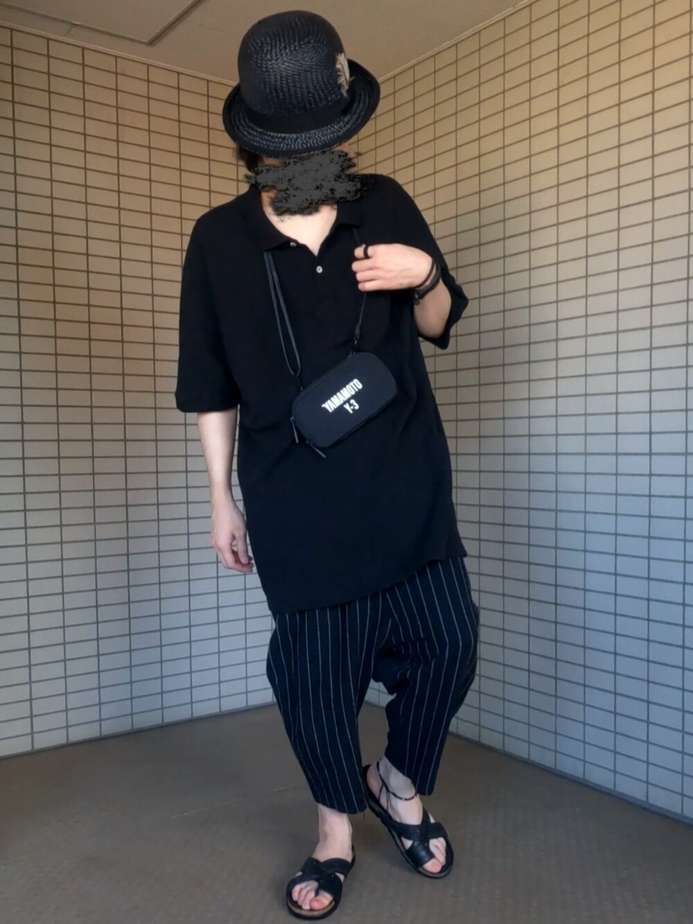 ブラック系のショルダーバッグ、ブラック系のポロシャツ、ブラック系のその他パンツを着用したメンズの夏コーディネートの4枚目の写真