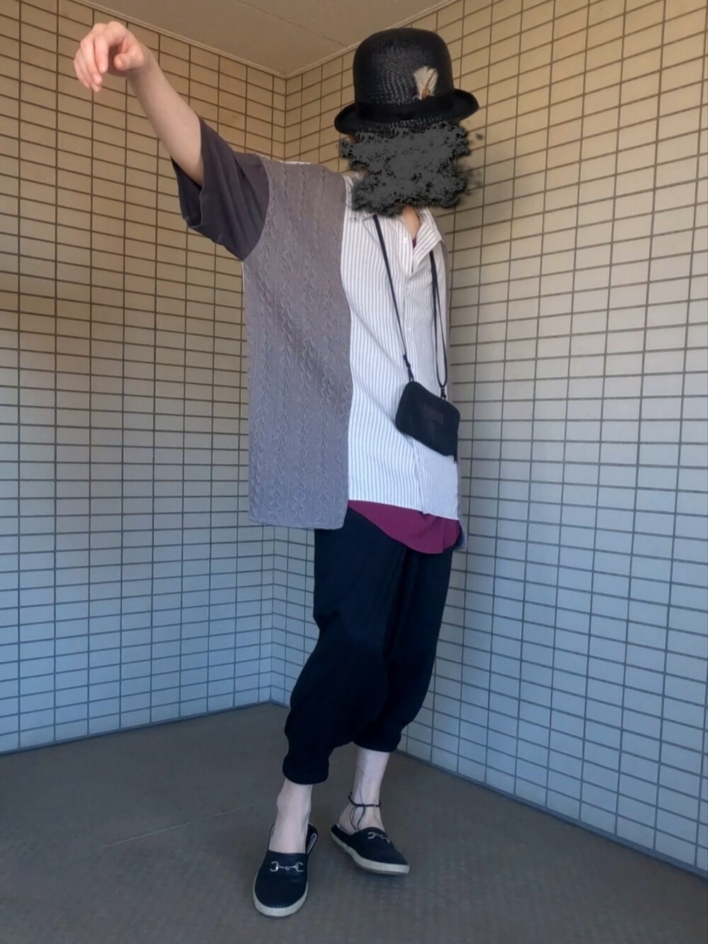 グレー系のシャツ/ブラウス、ブラック系のショルダーバッグ、パープル系のタンクトップを着用したメンズの夏コーディネートの3枚目の写真