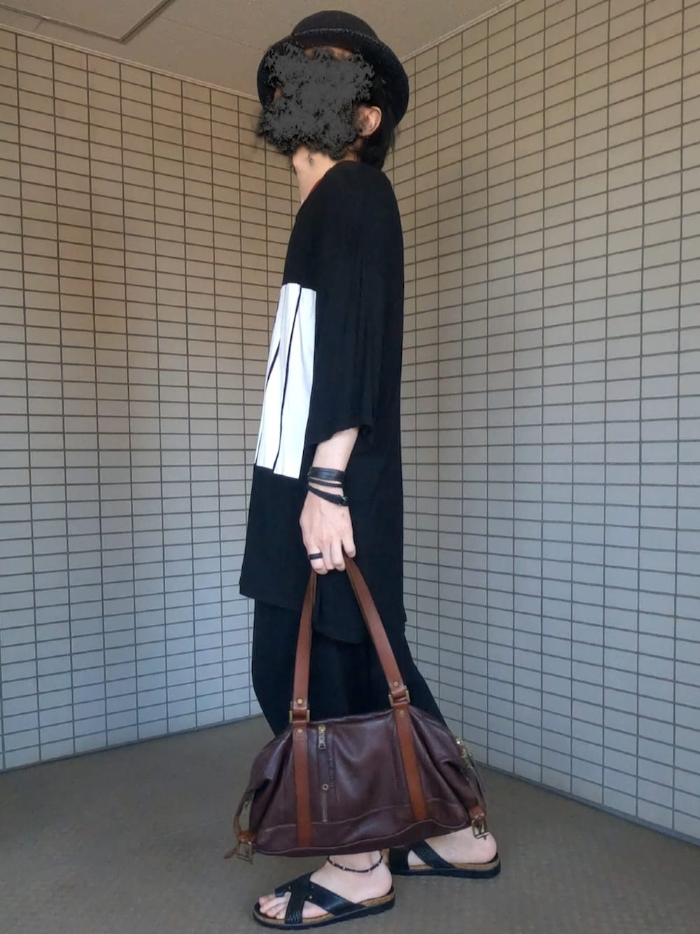 ブラウン系のボストンバッグ、ブラック系のTシャツ/カットソー、ブラック系のその他パンツを着用したメンズの夏コーディネートの3枚目の写真