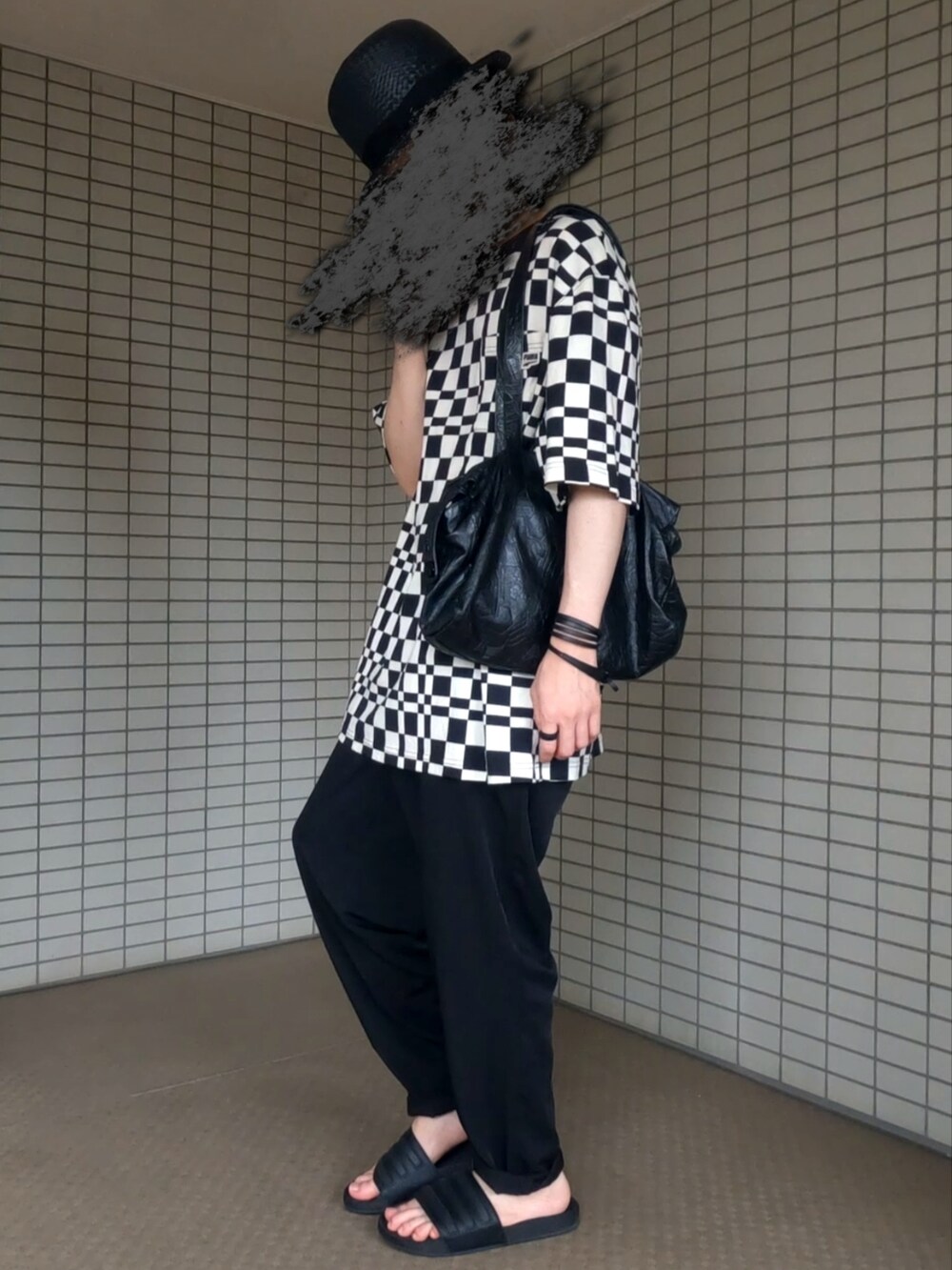 ブラック系のボストンバッグ、ホワイト系のTシャツ/カットソー、ブラック系のパンツを着用したメンズの夏コーディネートの2枚目の写真