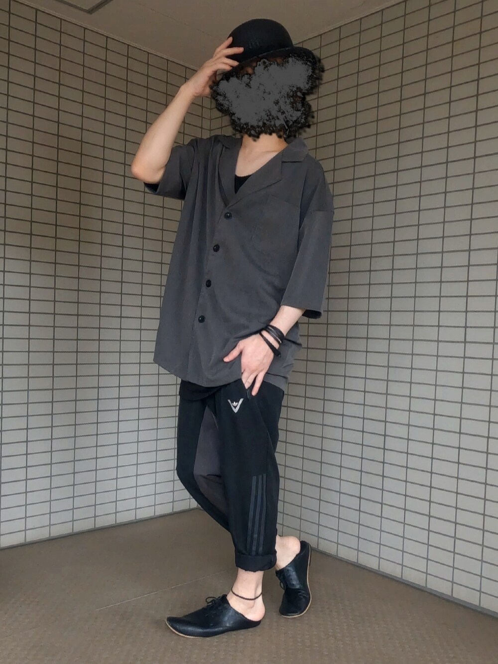 グレー系のテーラードジャケット、ブラック系のその他パンツ、ブラック系のスリッポンを着用したメンズの夏コーディネートの2枚目の写真