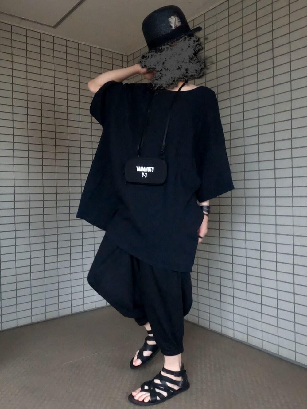 ブラック系のショルダーバッグ、ブラック系のTシャツ/カットソー、ブラック系のその他パンツを着用したメンズの夏コーディネートの2枚目の写真