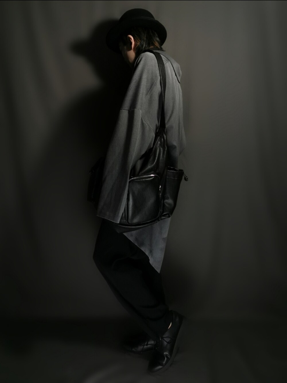 ブラック系のショルダーバッグ、ブラック系のシャツ/ブラウス、グレー系のテーラードジャケットを着用したメンズの冬コーディネートの2枚目の写真