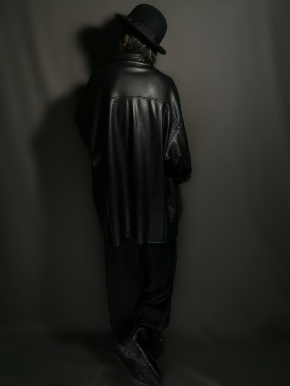 ブラック系のブルゾン、ホワイト系のシャツ/ブラウス、ブラック系のスカートを着用したメンズの冬コーディネートの5枚目の写真