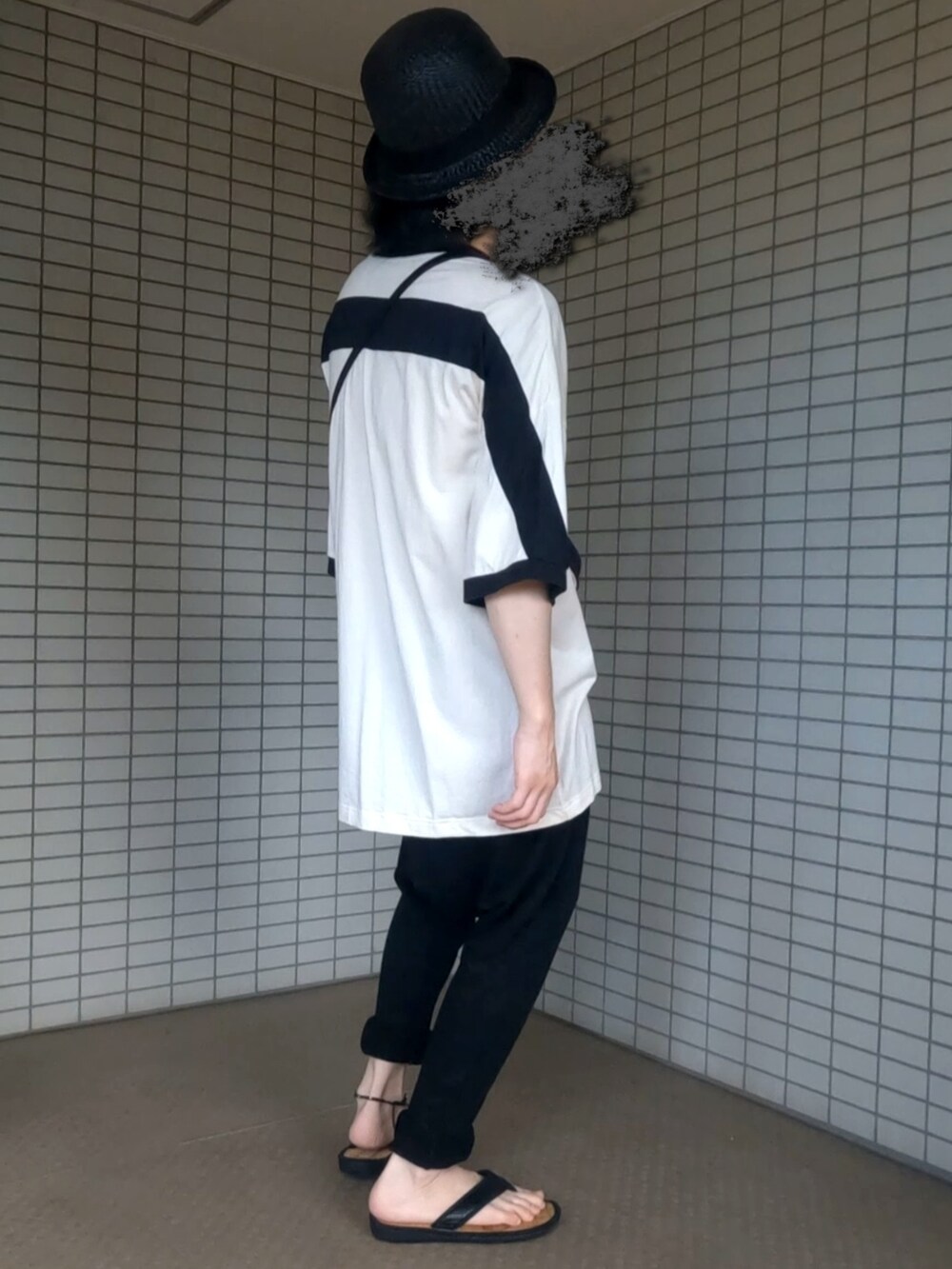 ホワイト系のTシャツ/カットソー、ブラック系のショルダーバッグ、ブラック系のその他パンツを着用したメンズの夏コーディネートの4枚目の写真