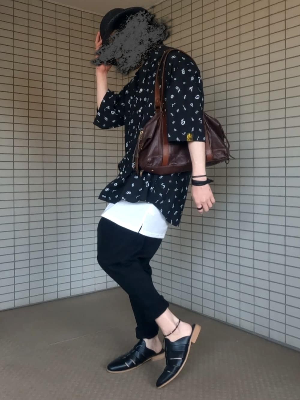 ブラック系のシャツ/ブラウス、ブラウン系のボストンバッグ、ホワイト系のタンクトップを着用したメンズの夏コーディネートの3枚目の写真