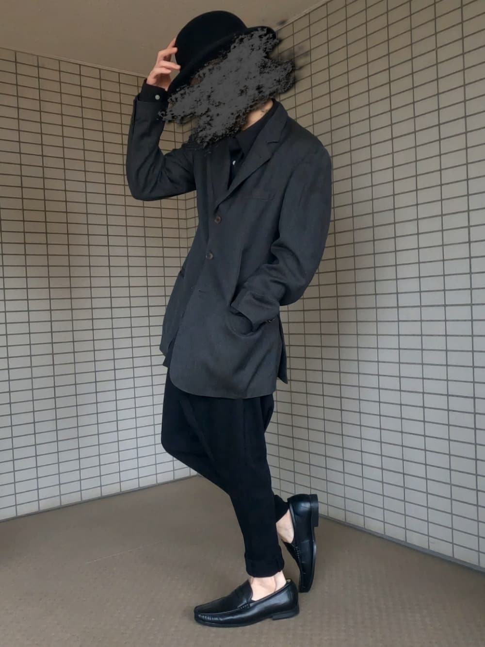 ブラック系のローファー、グレー系のテーラードジャケット、ブラック系のシャツ/ブラウスを着用したメンズの春コーディネートの2枚目の写真