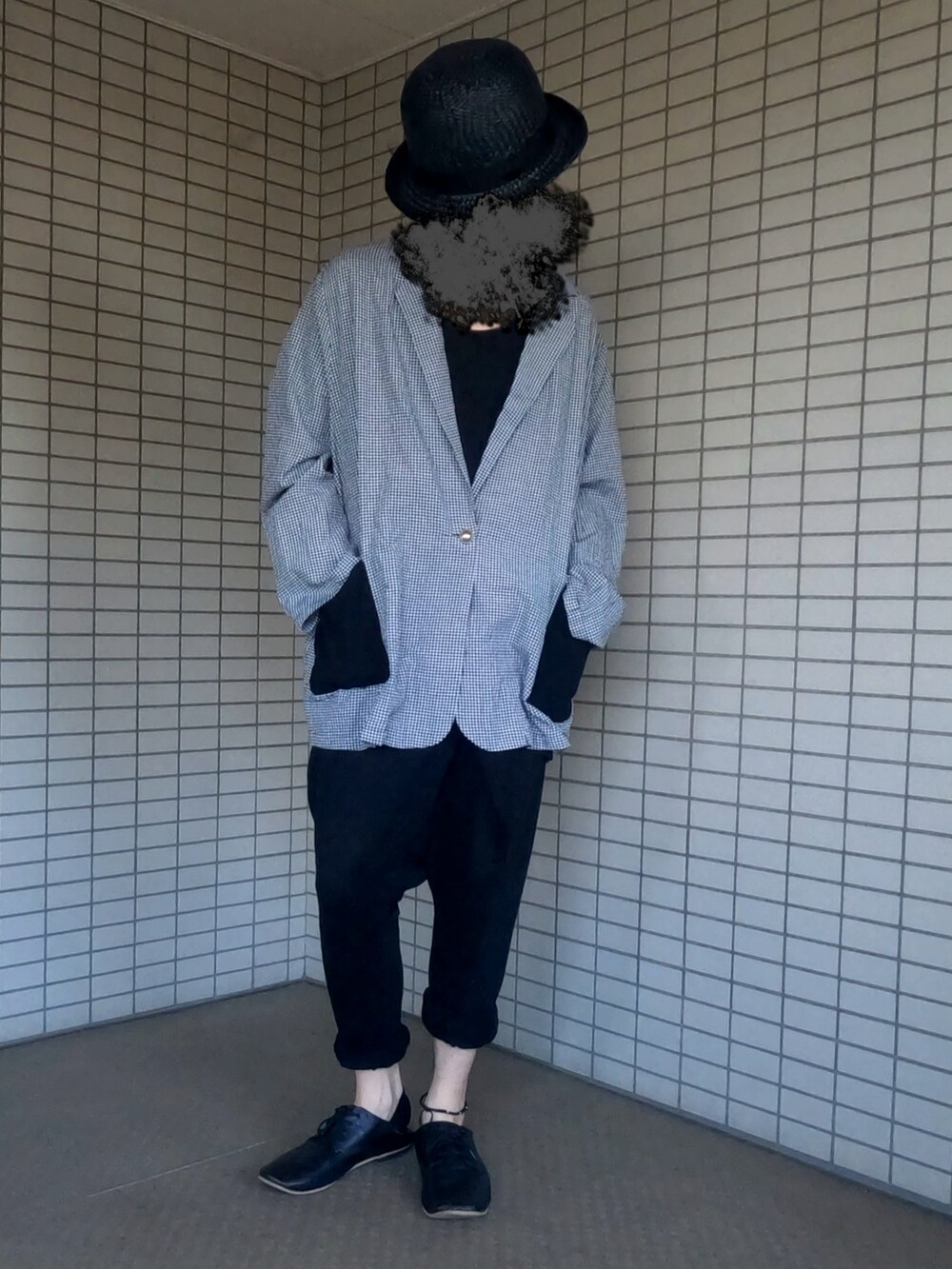 ホワイト系のテーラードジャケット、ブラック系のその他パンツ、ブラック系のスリッポンを着用したメンズの夏コーディネートの3枚目の写真