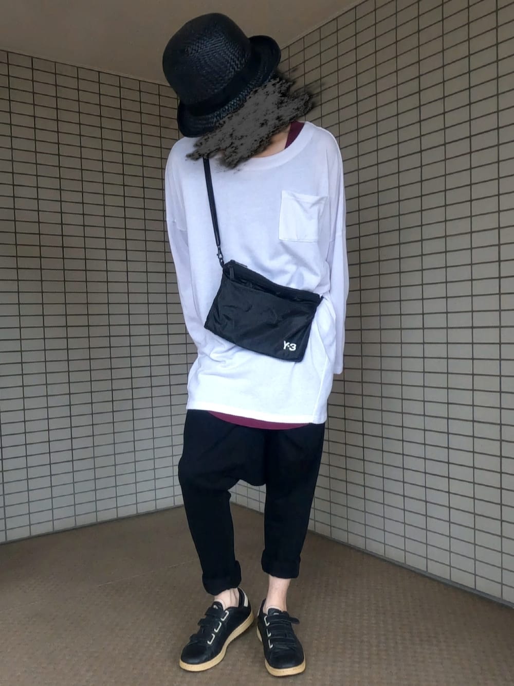 ブラック系のショルダーバッグを着用したメンズの秋コーディネートの3枚目の写真