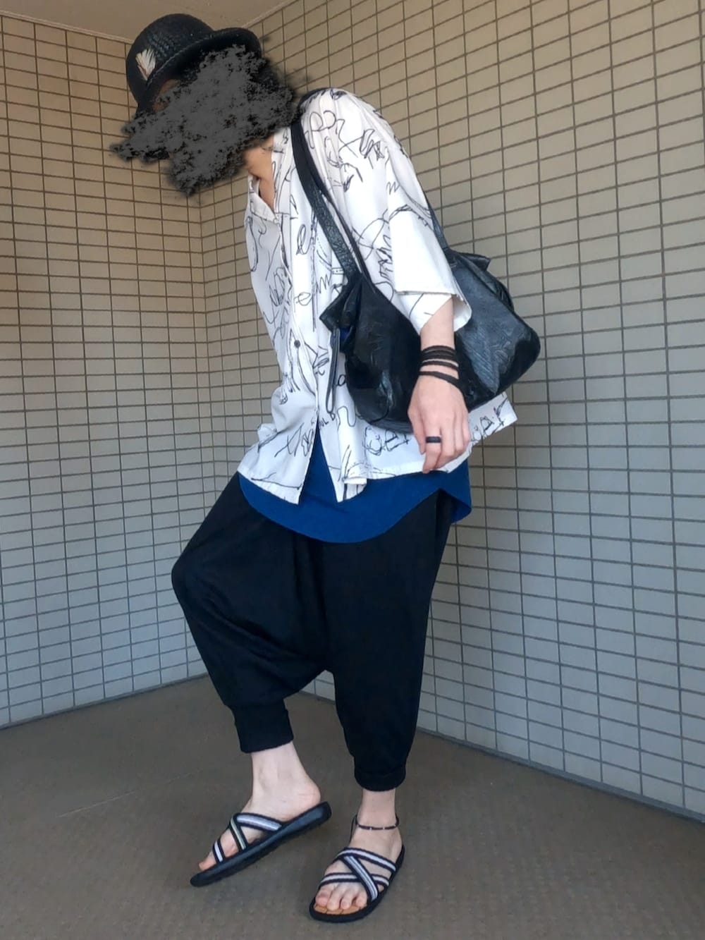 ホワイト系のシャツ/ブラウス、ブラック系のその他パンツ、ブラック系のボストンバッグを着用したメンズの夏コーディネートの3枚目の写真