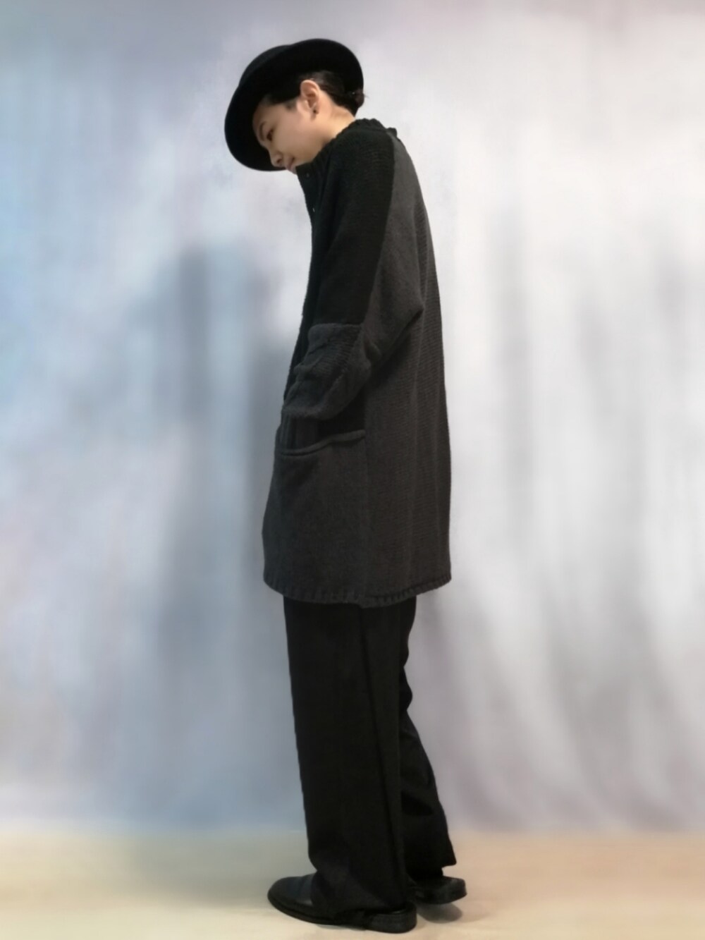 ブラック系のカーディガン/ボレロ、ブラック系のパンツ、ブラック系のサンダルを着用したメンズの秋コーディネートの2枚目の写真