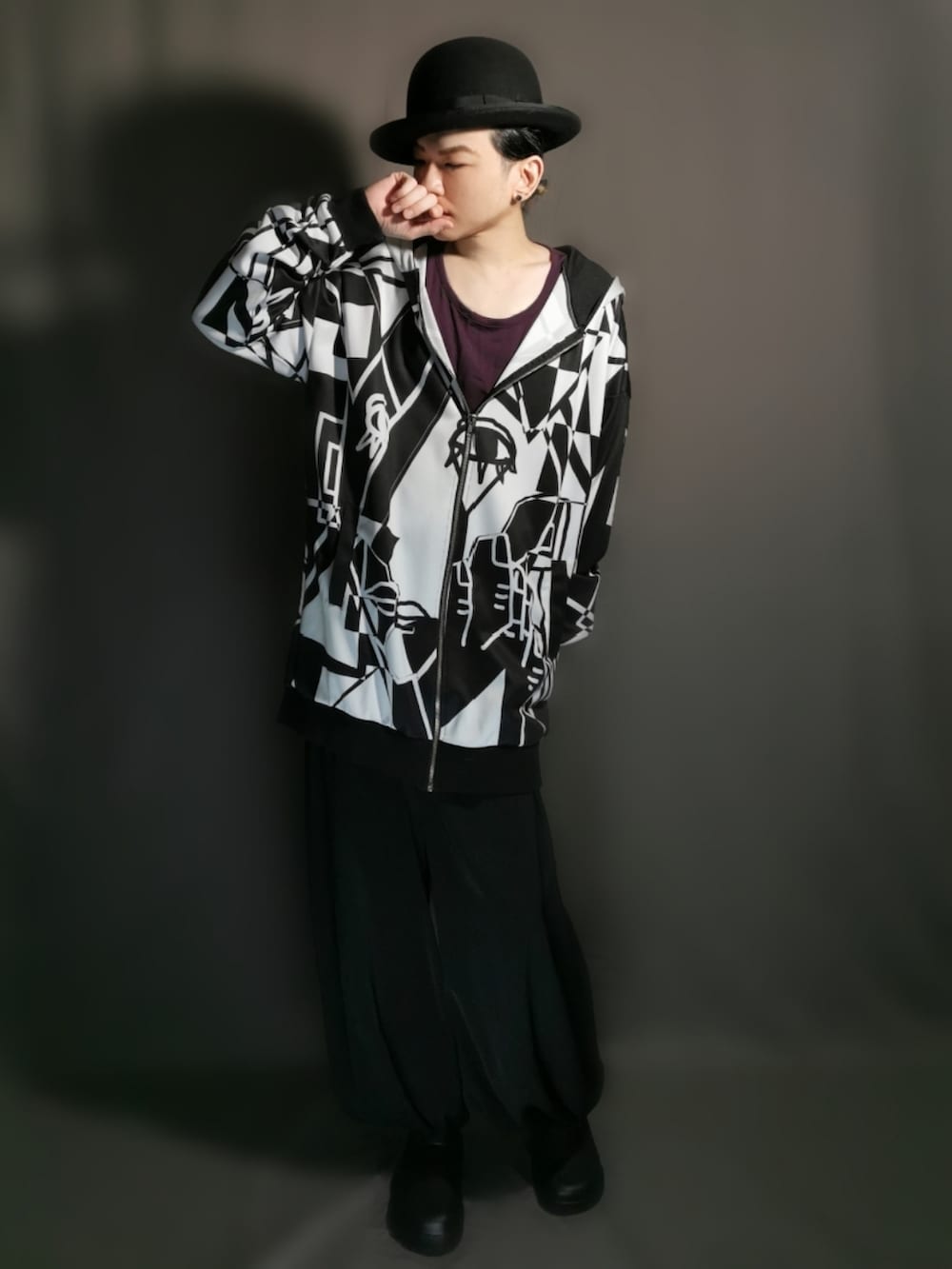 その他のパーカー、パープル系のTシャツ/カットソー、ブラック系のサンダルを着用したメンズの秋コーディネートの3枚目の写真