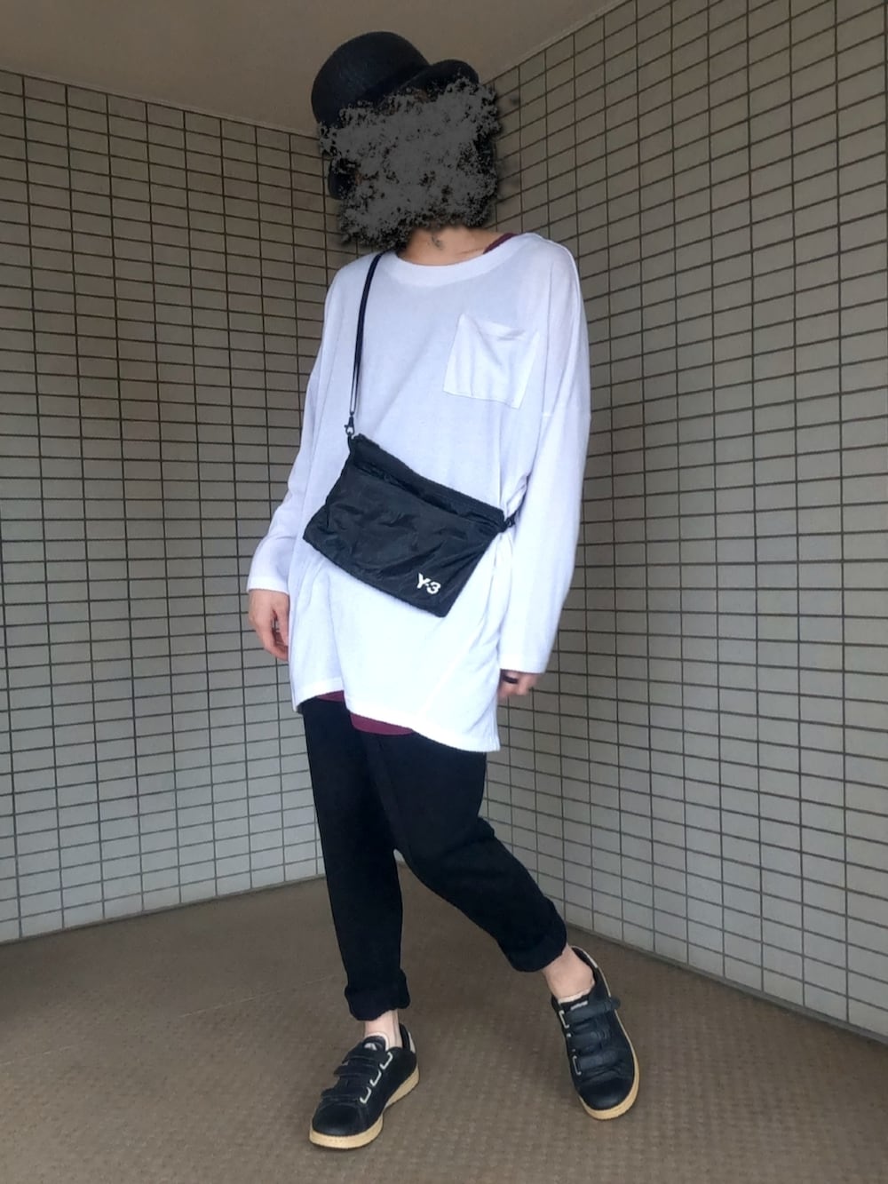 ブラック系のショルダーバッグを着用したメンズの秋コーディネートの2枚目の写真