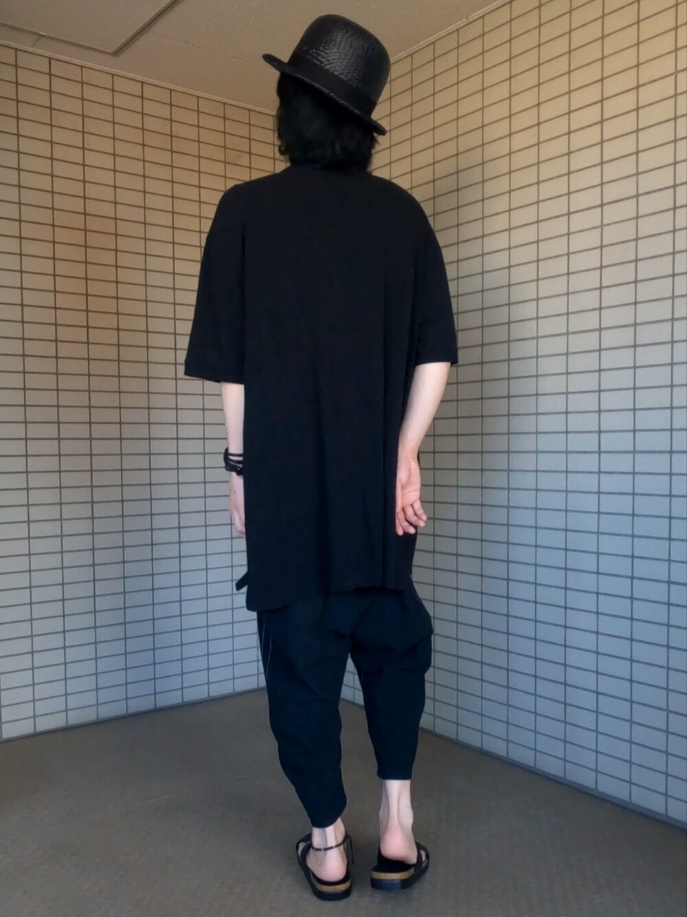 ブラック系のショルダーバッグ、ブラック系のポロシャツ、ブラック系のその他パンツを着用したメンズの夏コーディネートの5枚目の写真