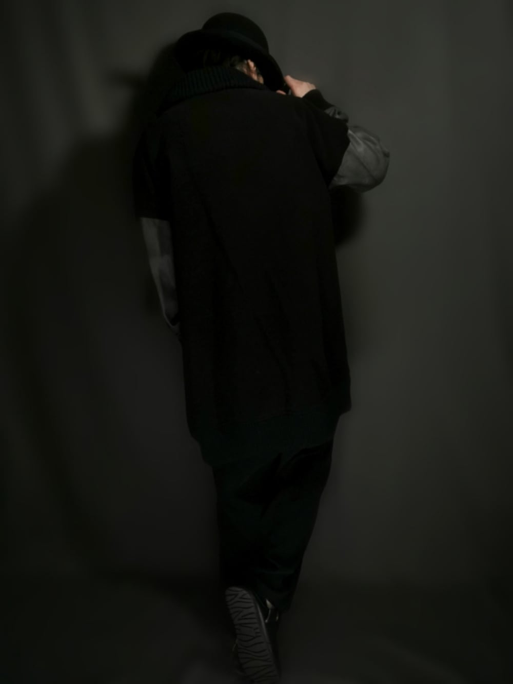 ブラック系のスタジャン、ブラック系のTシャツ/カットソー、ブラック系のその他パンツを着用したメンズの冬コーディネートの4枚目の写真