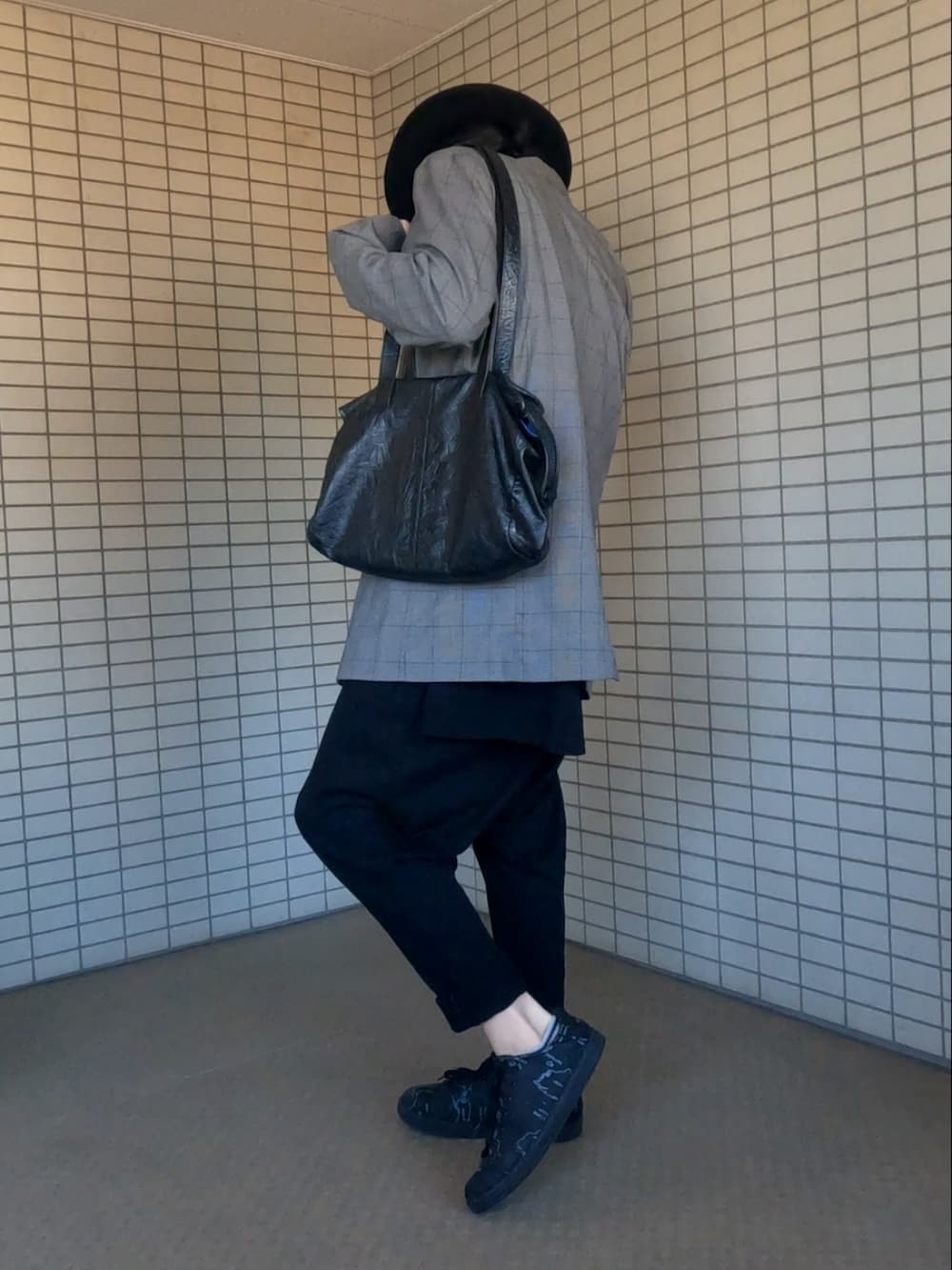 グレー系のテーラードジャケット、ブラック系のボストンバッグ、ブラック系のスニーカーを着用したメンズの春コーディネートの4枚目の写真