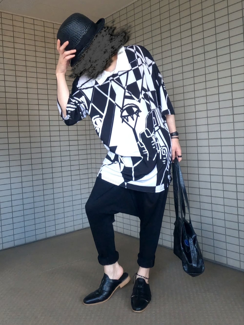 ホワイト系のTシャツ/カットソー、ブラック系のその他パンツ、ブラック系のボストンバッグを着用したメンズの夏コーディネートの3枚目の写真