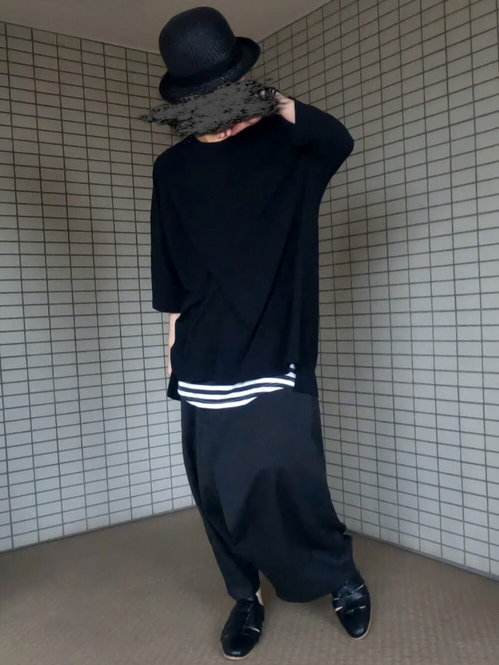 ブラック系のTシャツ/カットソー、ブラック系のその他パンツ、ブラック系のサンダルを着用したメンズの秋コーディネートの3枚目の写真