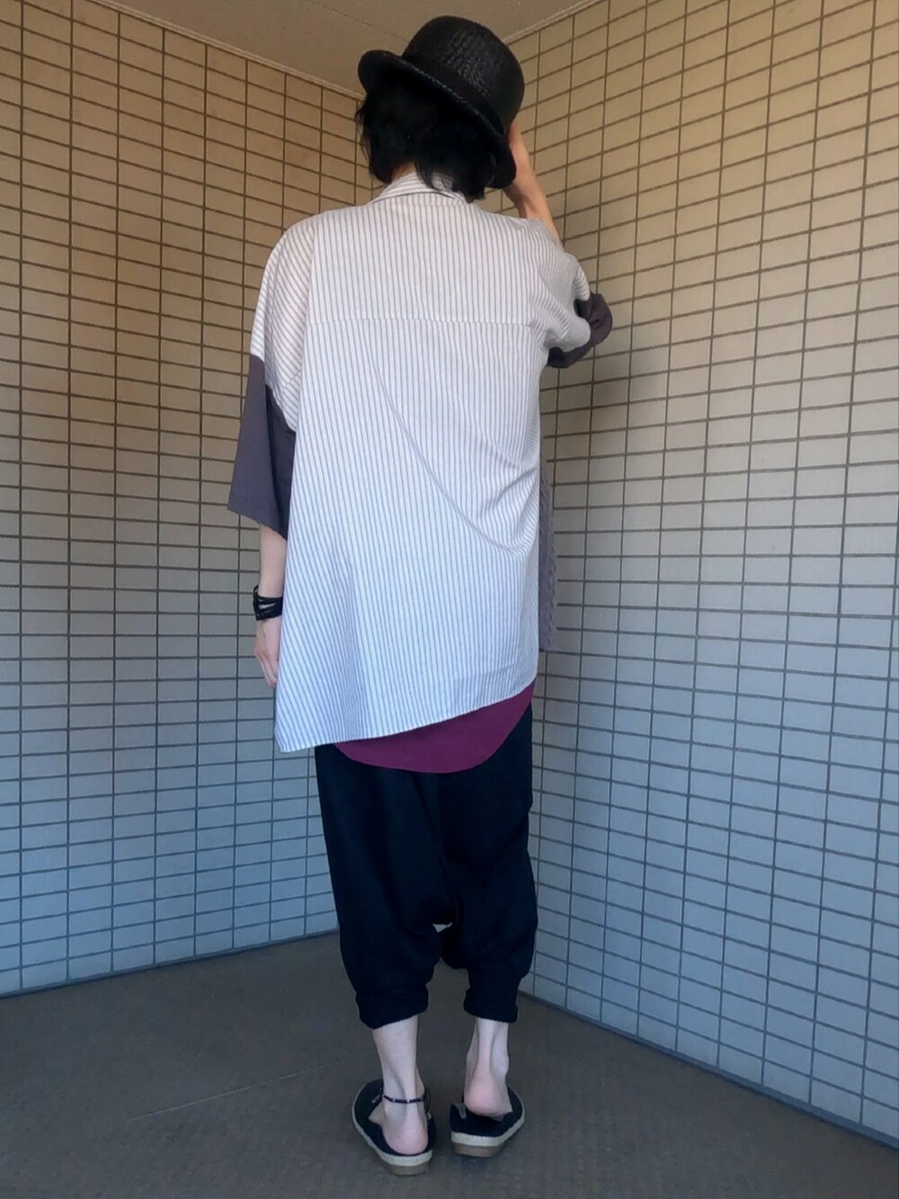 グレー系のシャツ/ブラウス、ブラック系のショルダーバッグ、パープル系のタンクトップを着用したメンズの夏コーディネートの5枚目の写真