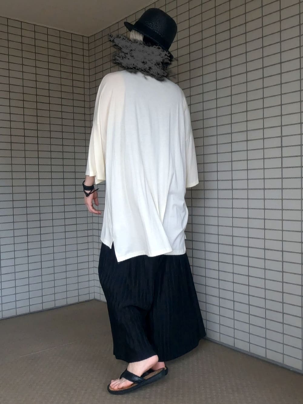 ホワイト系のTシャツ/カットソー、ブラック系のショルダーバッグ、ブラック系のその他パンツを着用したメンズの夏コーディネートの4枚目の写真