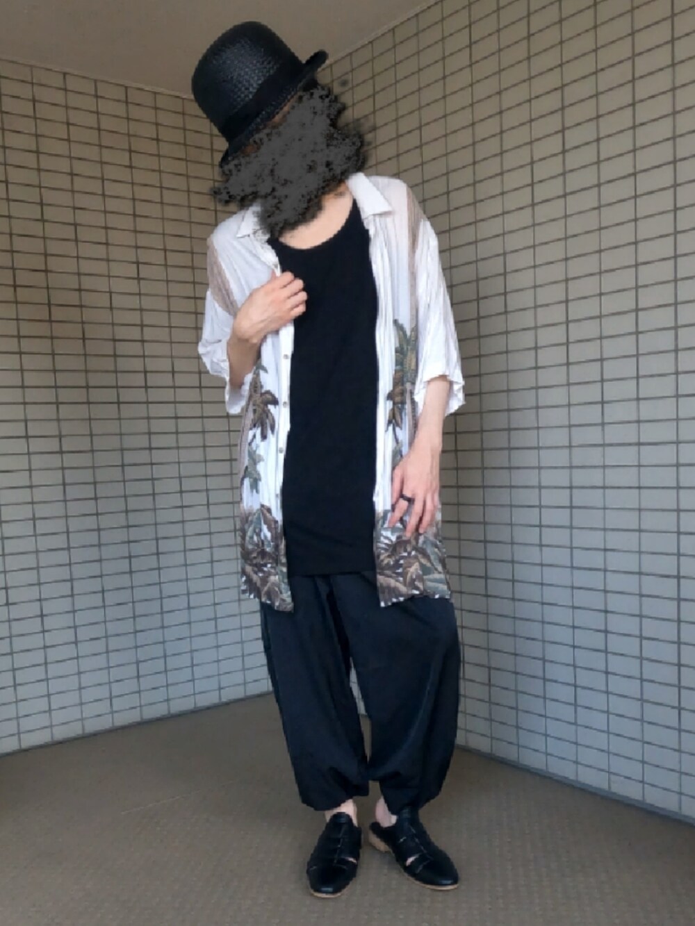 ホワイト系のシャツ/ブラウス、ブラウン系のボストンバッグ、ブラック系のサンダルを着用したメンズの夏コーディネートの2枚目の写真