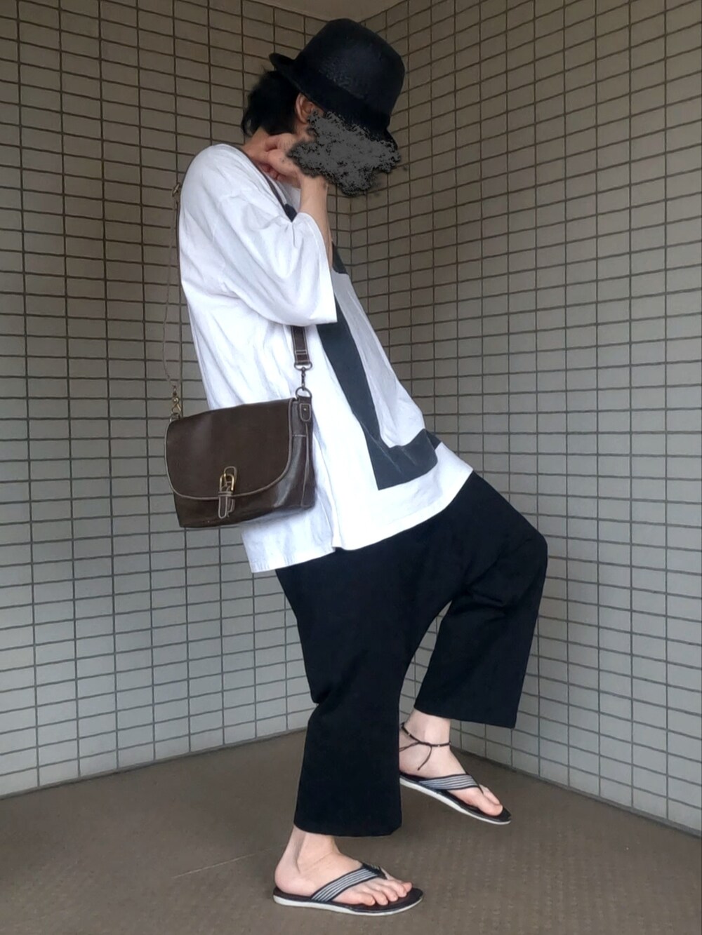 ホワイト系のTシャツ/カットソー、ブラウン系のショルダーバッグ、ブラック系のその他パンツを着用したメンズの夏コーディネートの4枚目の写真