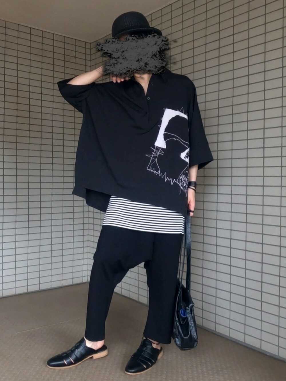 ブラック系のシャツ/ブラウス、ブラック系のタンクトップ、ブラック系のボストンバッグを着用したメンズの夏コーディネートの2枚目の写真