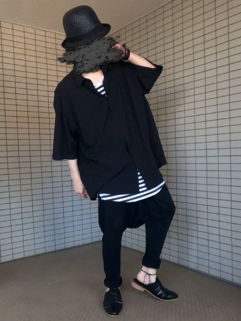 ブラック系のシャツ/ブラウス、ブラック系のショルダーバッグ、ブラック系のサンダルを着用したメンズの秋コーディネートの4枚目の写真