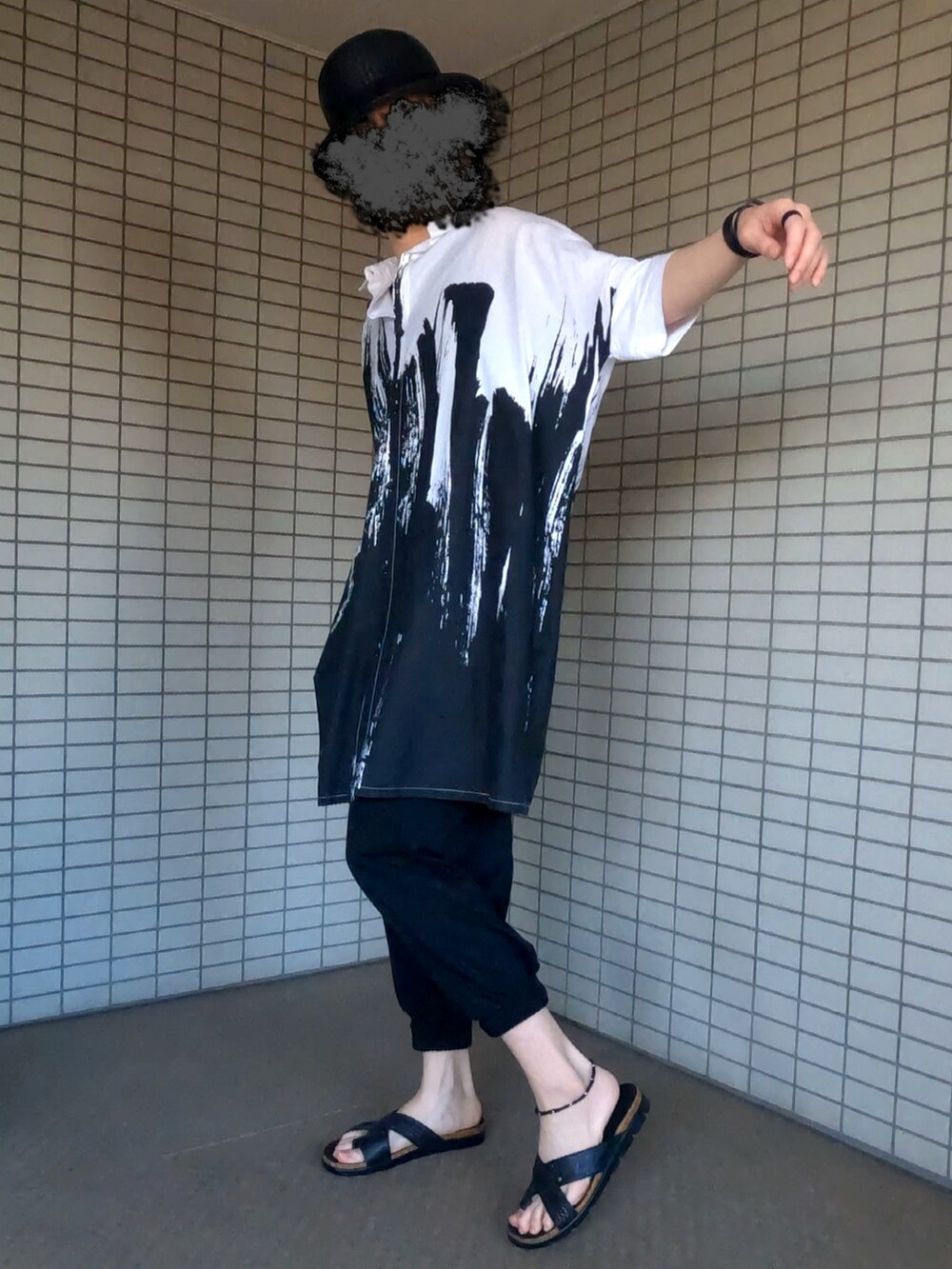 ホワイト系のシャツ/ブラウス、ブラウン系のボストンバッグ、ブラック系のその他パンツを着用したメンズの夏コーディネートの3枚目の写真