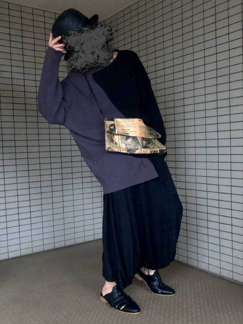 ブラック系のTシャツ/カットソー、ベージュ系のショルダーバッグ、ブラック系のサンダルを着用したメンズの秋コーディネートの2枚目の写真