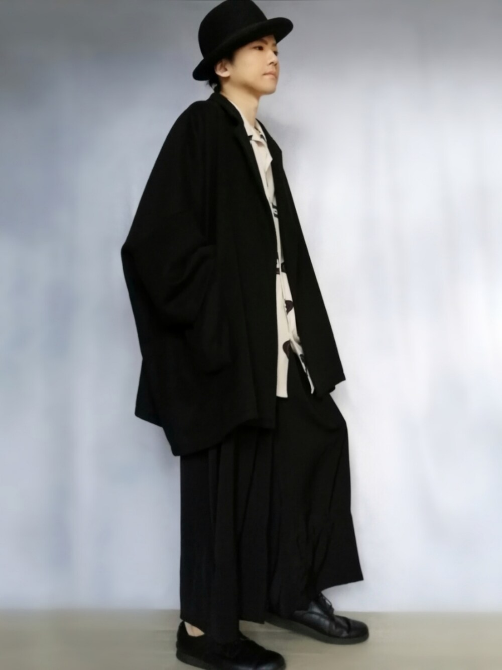 ホワイト系のシャツ/ブラウス、ブラック系のジャケット/アウター、ブラック系のドレスシューズを着用したメンズの秋コーディネートの2枚目の写真