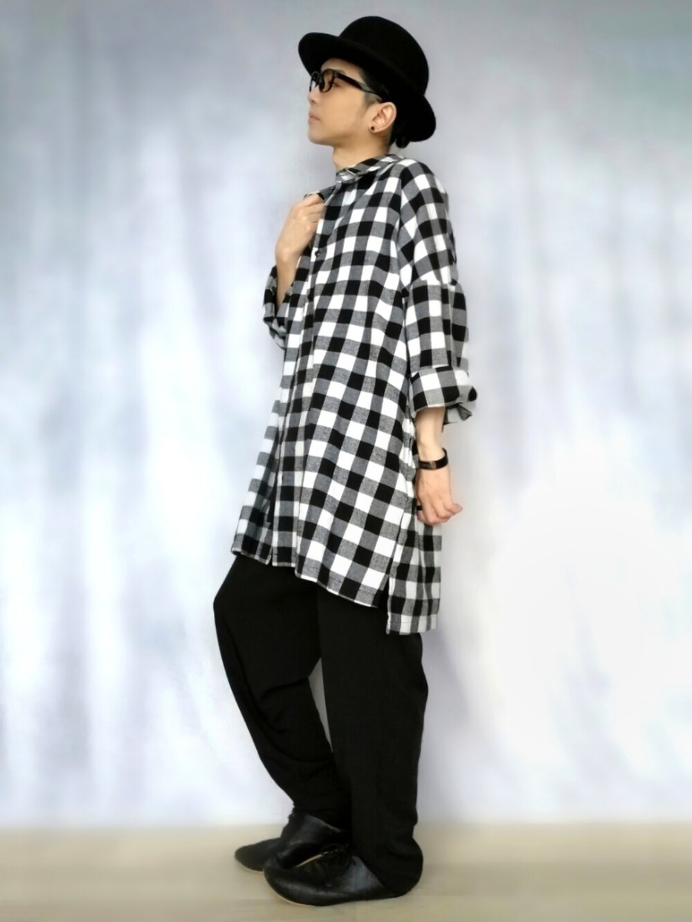 ブラック系のシャツ/ブラウス、ブラック系のパンツ、ブラック系のドレスシューズを着用したメンズの秋コーディネートの2枚目の写真