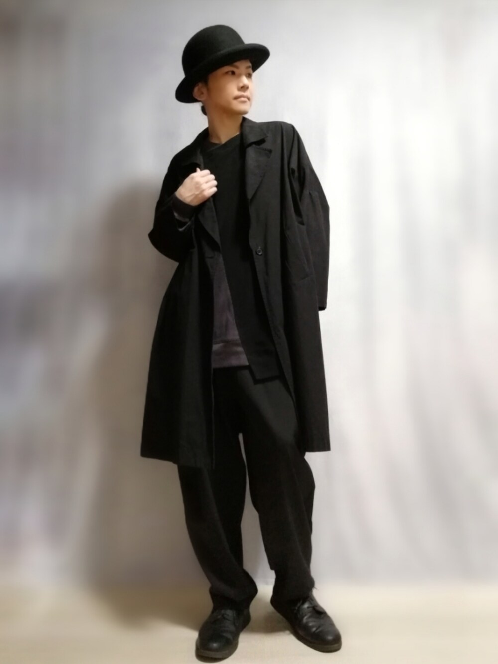 ブラック系のジャケット/アウター、ブラック系のTシャツ/カットソー、ブラック系のパンツを着用したメンズの秋コーディネートの2枚目の写真