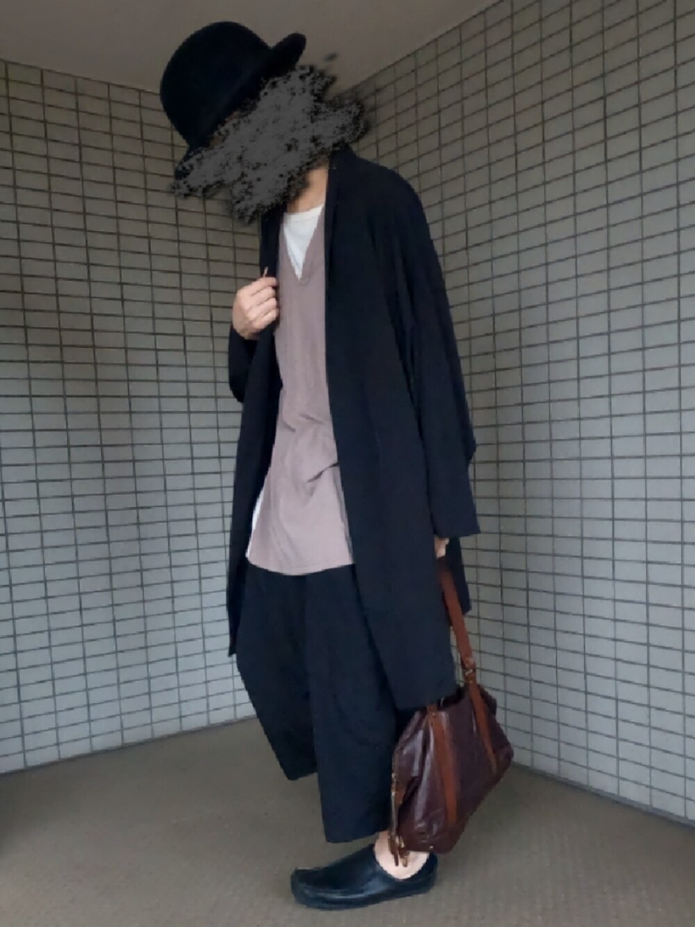 ベージュ系のTシャツ/カットソー、ブラック系のジャケット/アウター、ブラウン系のボストンバッグを着用したメンズの春コーディネートの2枚目の写真