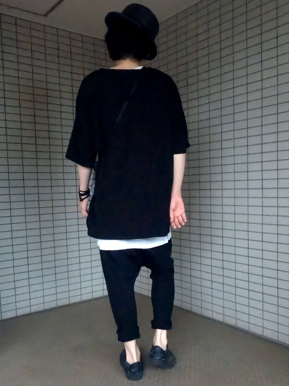 ブラック系のTシャツ/カットソー、ブラック系のショルダーバッグ、ブラック系のその他パンツを着用したメンズの夏コーディネートの5枚目の写真