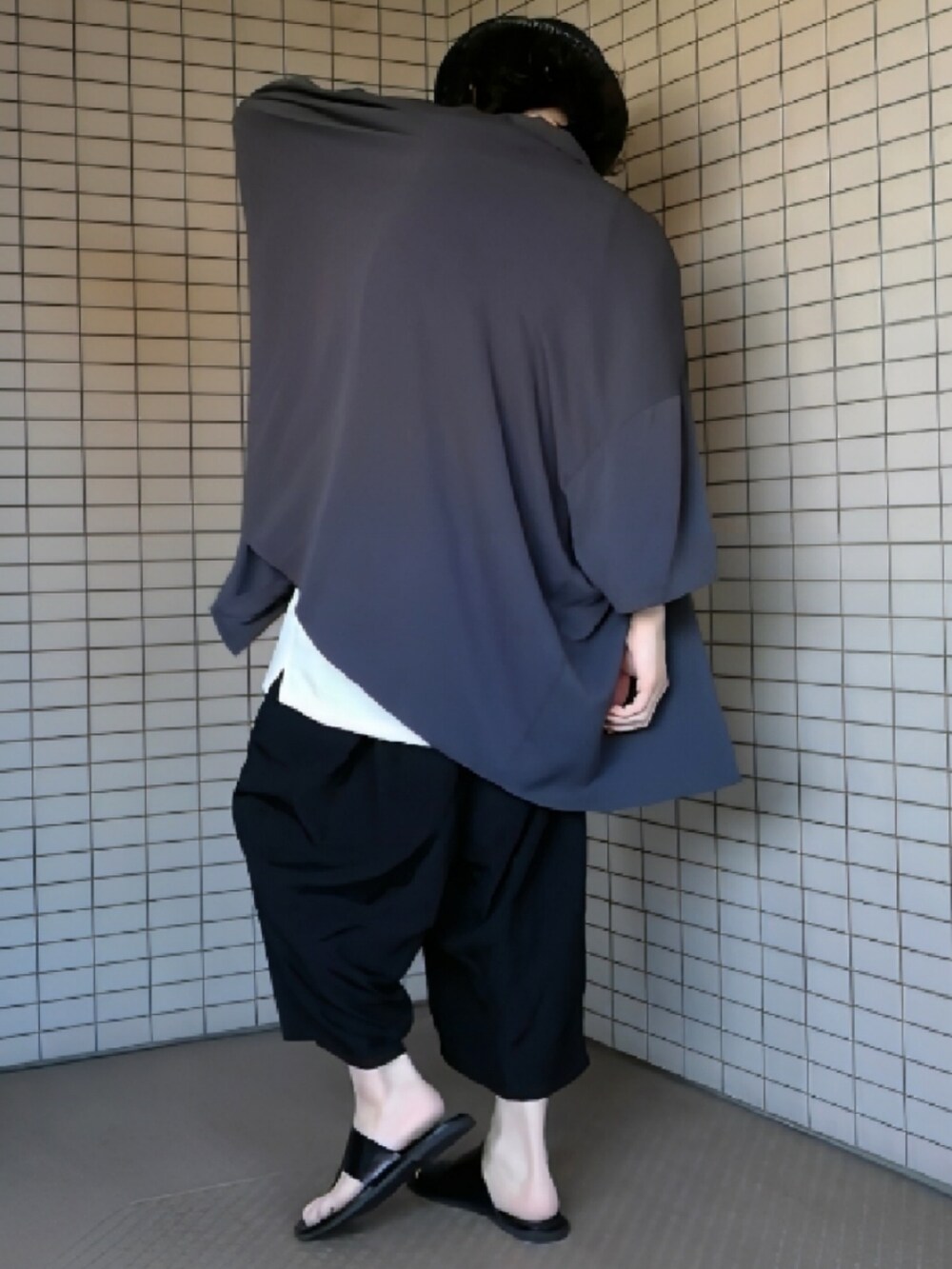 グレー系のシャツ/ブラウス、ブラック系のパンツ、ブラック系のサンダルを着用したメンズの夏コーディネートの2枚目の写真