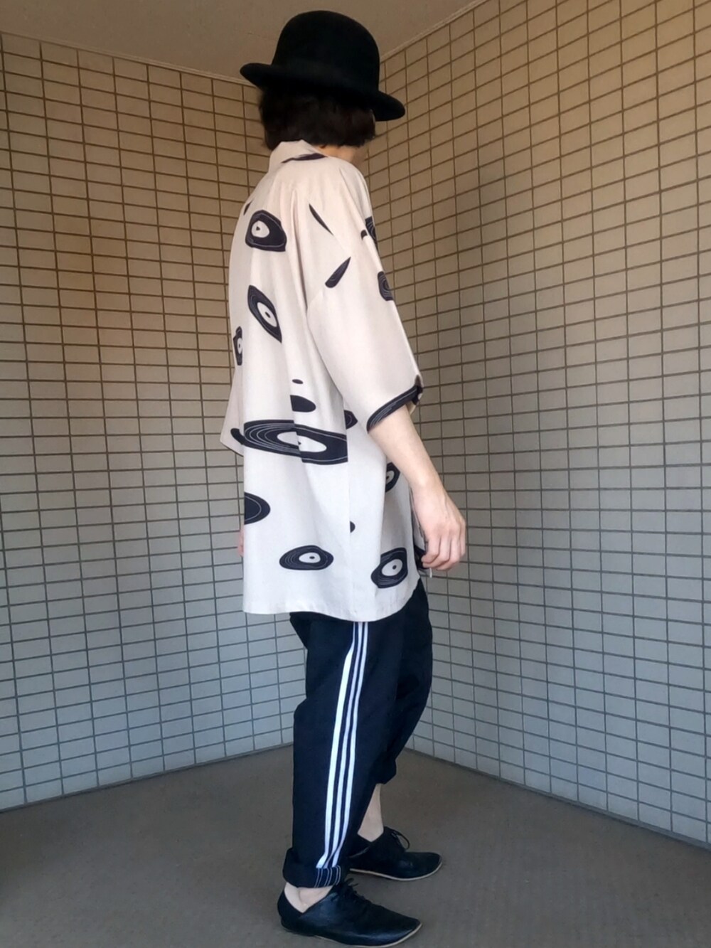 ホワイト系のシャツ/ブラウス、ブラック系のボストンバッグ、ブラック系のドレスシューズを着用したメンズの春コーディネートの4枚目の写真