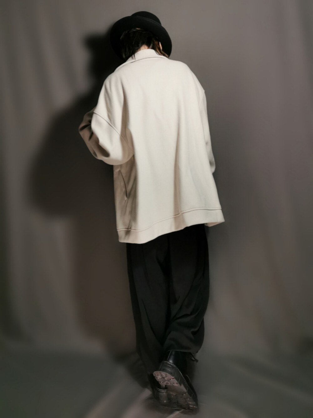 ホワイト系のライダースジャケット、ブラック系のTシャツ/カットソー、ブラック系のスカートを着用したメンズの冬コーディネートの5枚目の写真