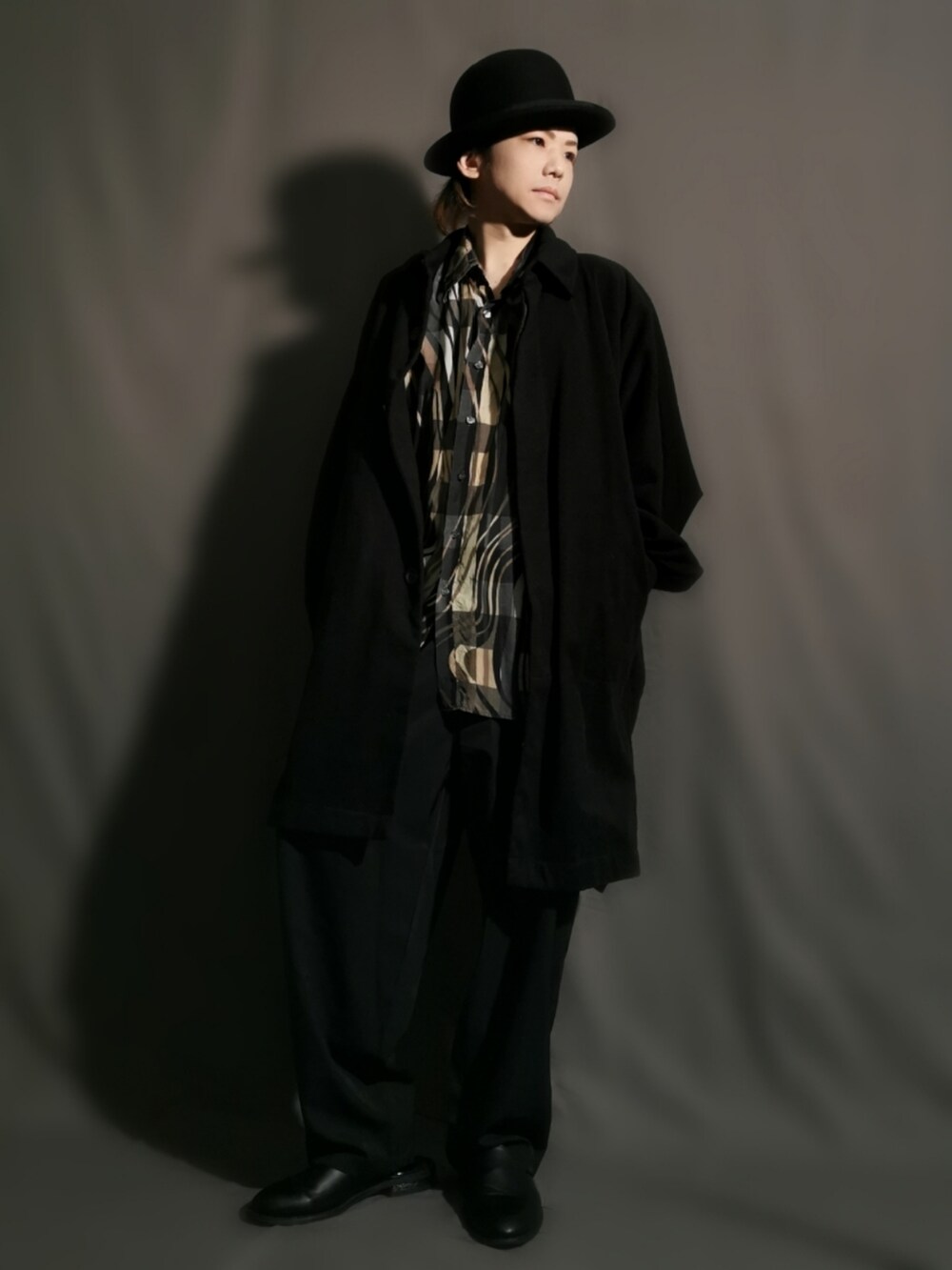 その他のシャツ/ブラウス、ブラック系のパンツ、ブラック系のサンダルを着用したメンズの冬コーディネートの2枚目の写真