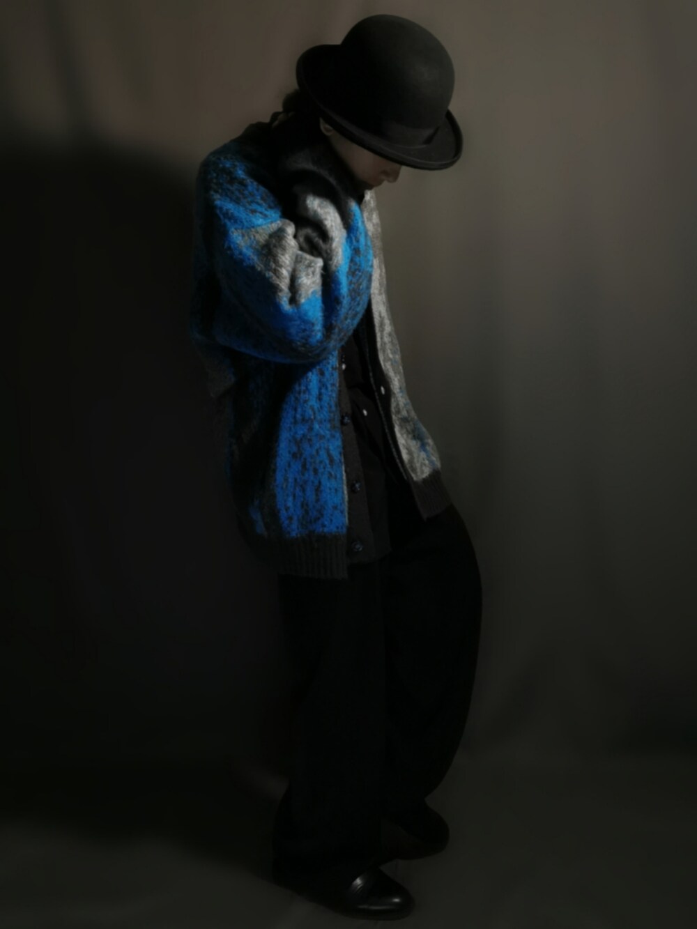 ブラック系のその他パンツ、グレー系のカーディガン/ボレロ、ブラック系のシャツ/ブラウスを着用したメンズの秋コーディネートの3枚目の写真