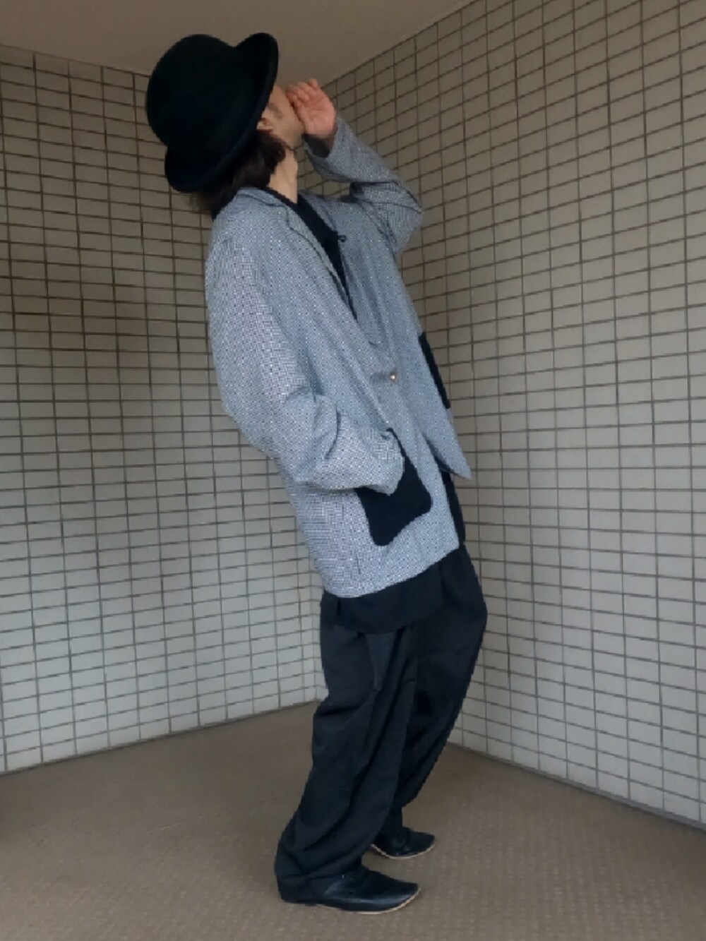 ブラック系のシャツ/ブラウス、ブラック系のトートバッグ、ブラック系のパンツを着用したメンズの夏コーディネートの2枚目の写真