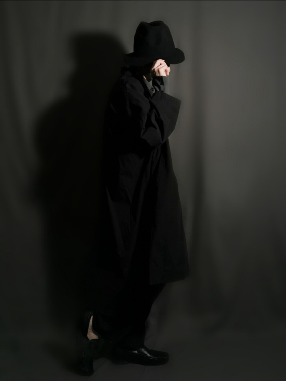 ブラック系のジャケット/アウター、グレー系のシャツ/ブラウス、ブラック系のローファーを着用したメンズの秋コーディネートの4枚目の写真