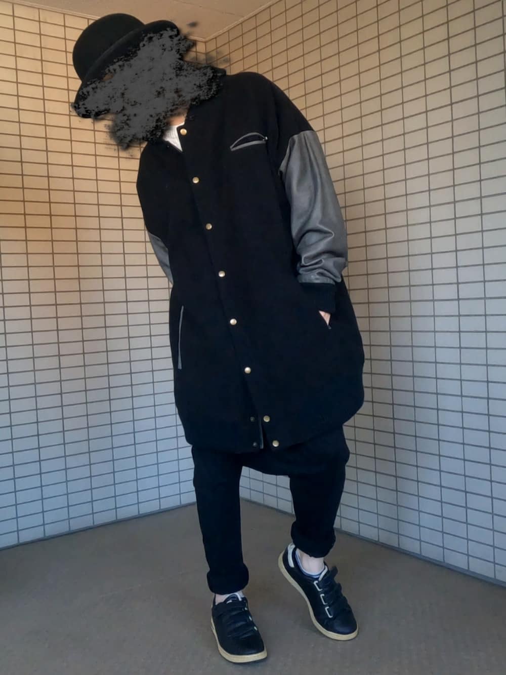 ベージュ系のショルダーバッグ、ブラック系のスタジャン、ブラック系のその他パンツを着用したメンズの春コーディネートの2枚目の写真