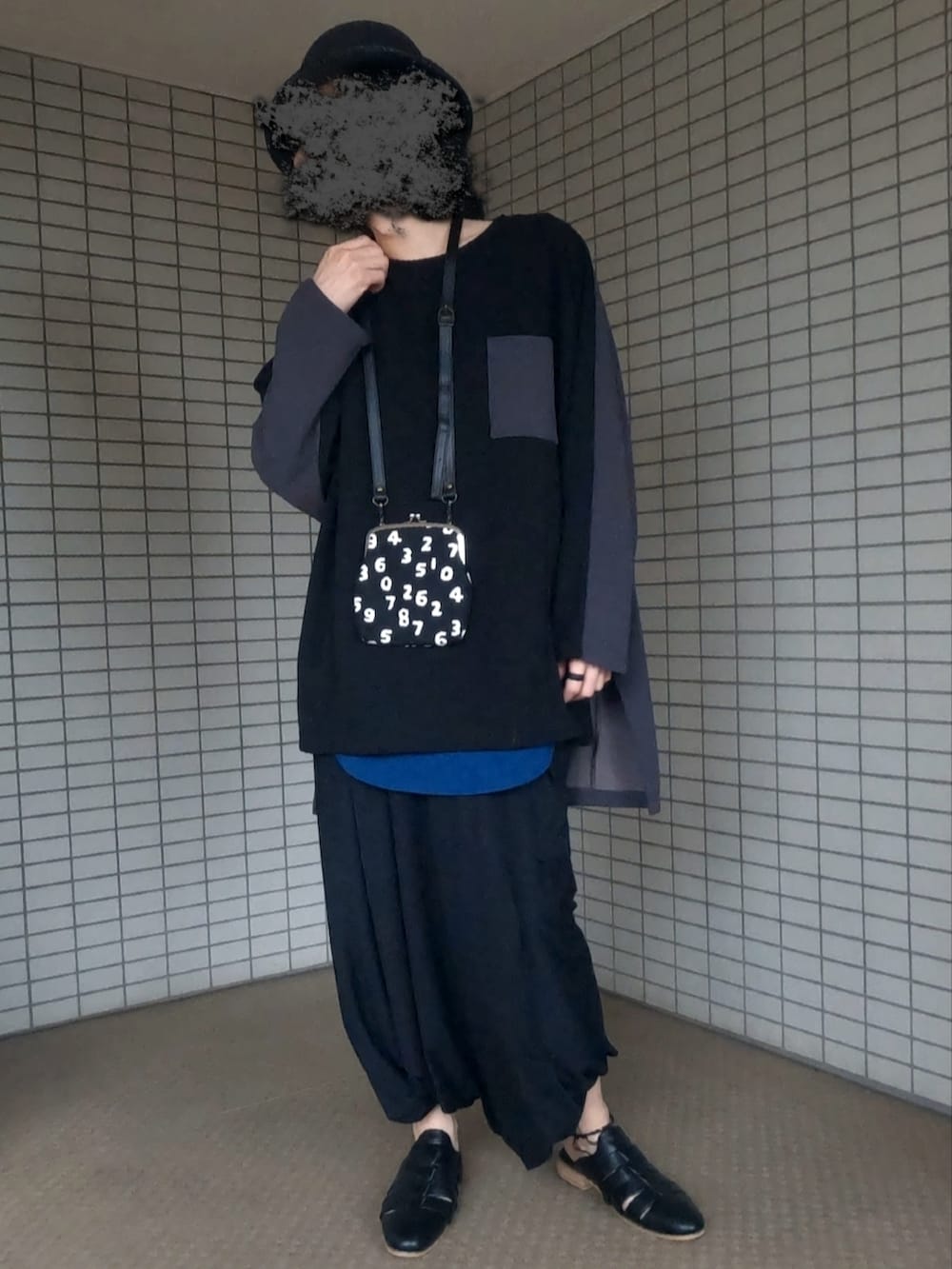 ブラック系のTシャツ/カットソー、ブラック系のショルダーバッグ、ブラック系のサンダルを着用したメンズの秋コーディネートの2枚目の写真