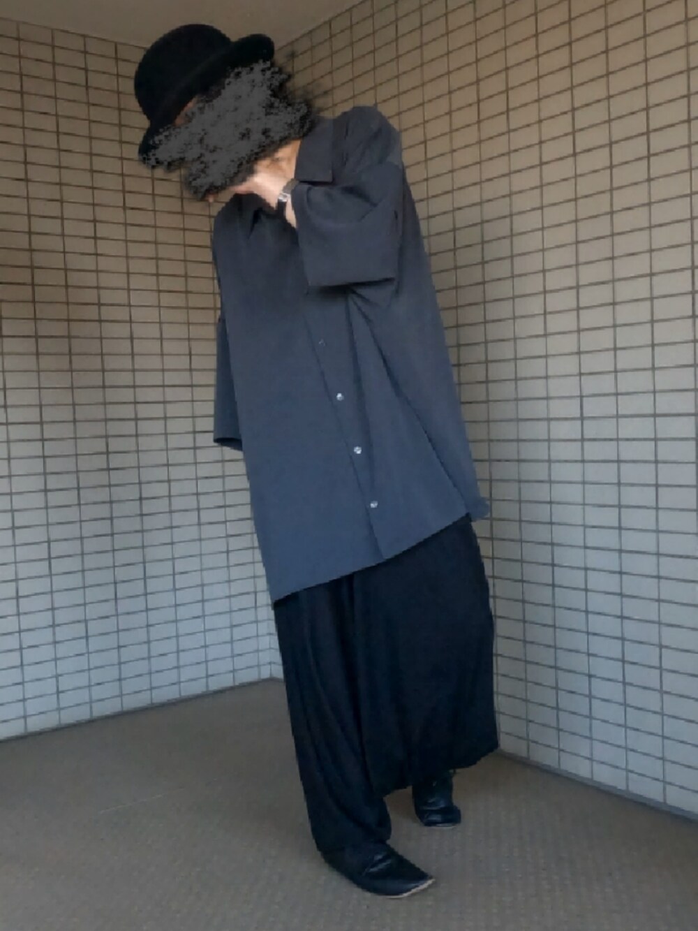 グレー系のシャツ/ブラウス、ブラック系のその他パンツ、ブラック系のスリッポンを着用したメンズの夏コーディネートの2枚目の写真