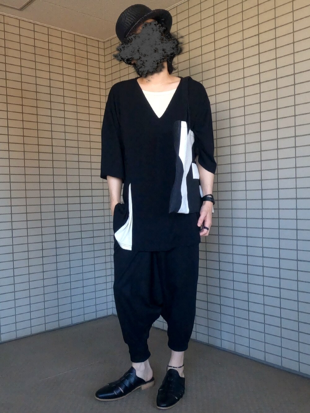 ブラック系のトートバッグ、ブラック系のTシャツ/カットソー、ブラック系のその他パンツを着用したメンズの夏コーディネートの4枚目の写真