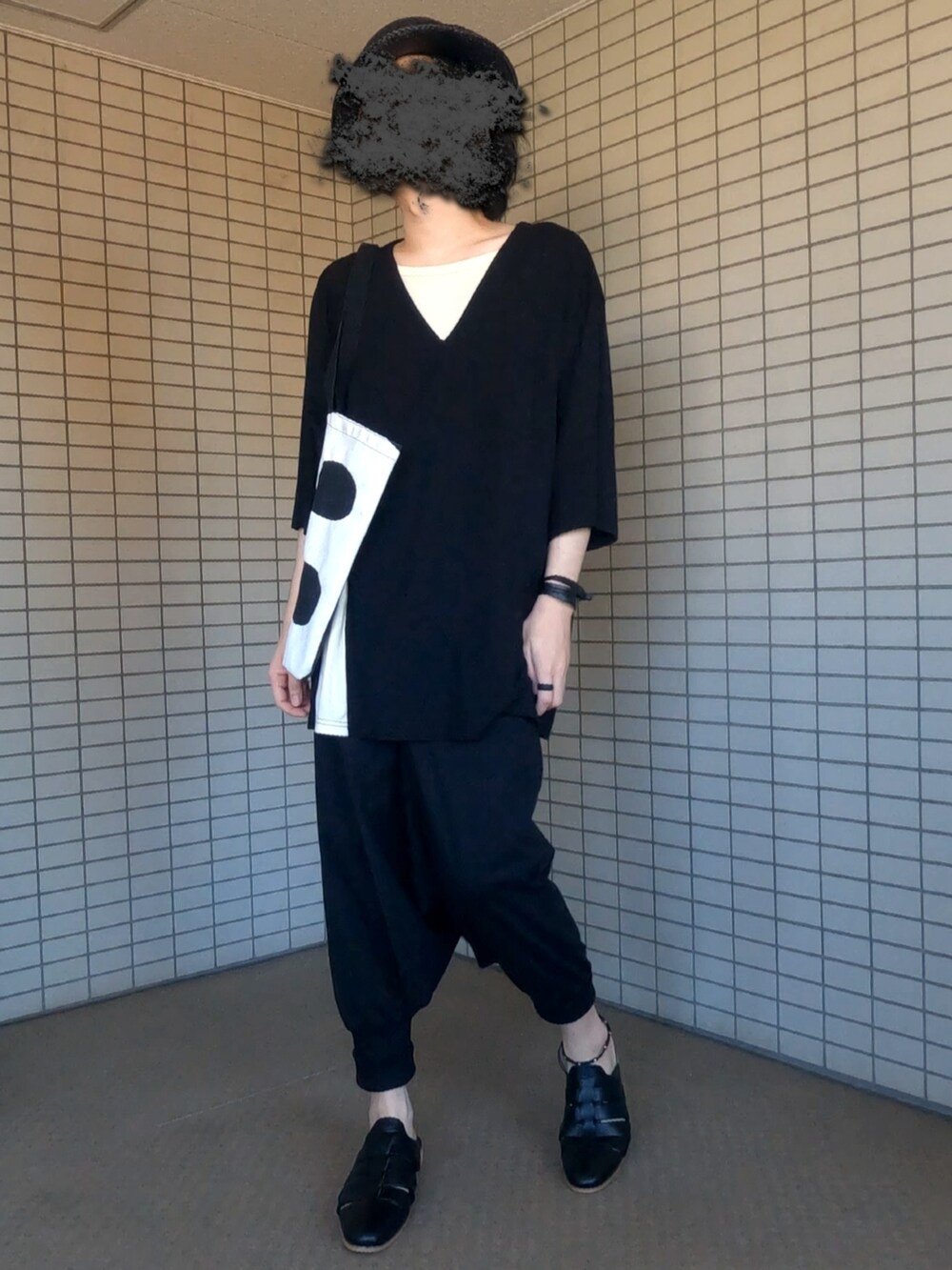 ブラック系のトートバッグ、ブラック系のTシャツ/カットソー、ブラック系のその他パンツを着用したメンズの夏コーディネートの2枚目の写真